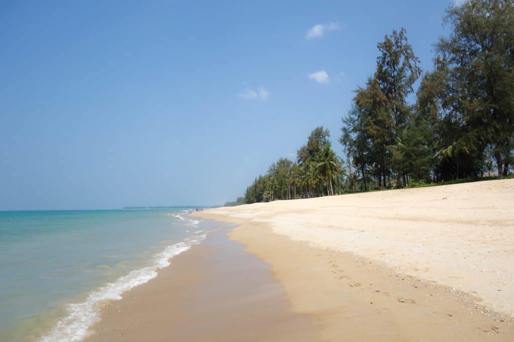 einsamer Strand und Leuchtturm von Ko Lanta, Thailand einsamer Strand und Leuchtturm von Ko Lanta, Thailand